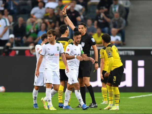 Mats Hummels Kritisi Kartu Merah Mahmoud Dahoud