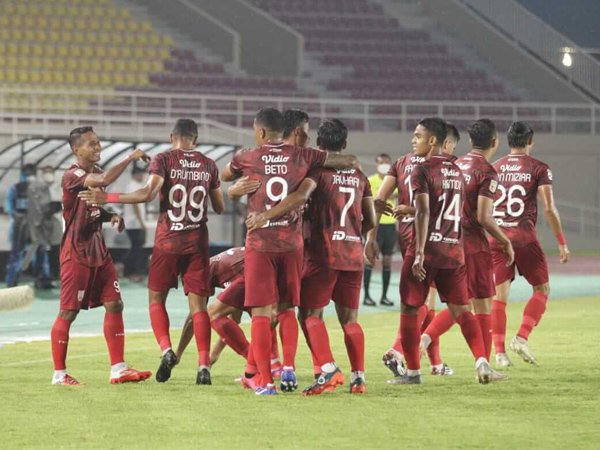 Pemain Persis Solo merayakan gol Alberto Goncalves ke gawang PSG Pati