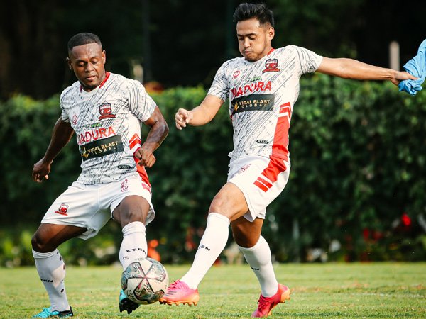 Winger Madura United, David Laly (kiri)