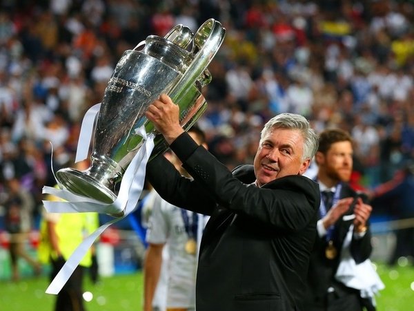 Carlo Ancelotti berpose dengan trofi Liga Champions yang ia menangkan bersama Real Madrid di tahun 2014 / via Getty Images