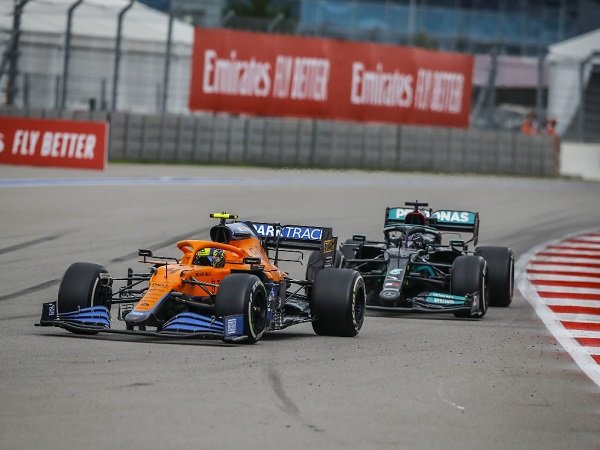 Lewis Hamilton beri pujian besar kepada Lando Norris yang hampir menang di Sochi.
