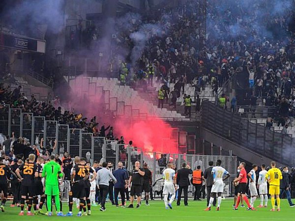 Laga Marseille vs Galatasaray sempat tertunda karena pendukung rusuh
