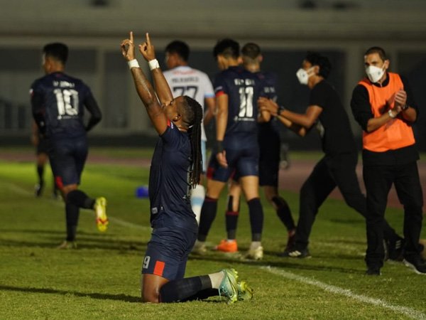 Penyerang Arema FC, Carlos Fortes merayakan gol ke gawang Persela Lamongan