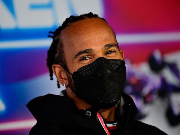 Lewis Hamilton belum mau dipanggil sebagai legenda.