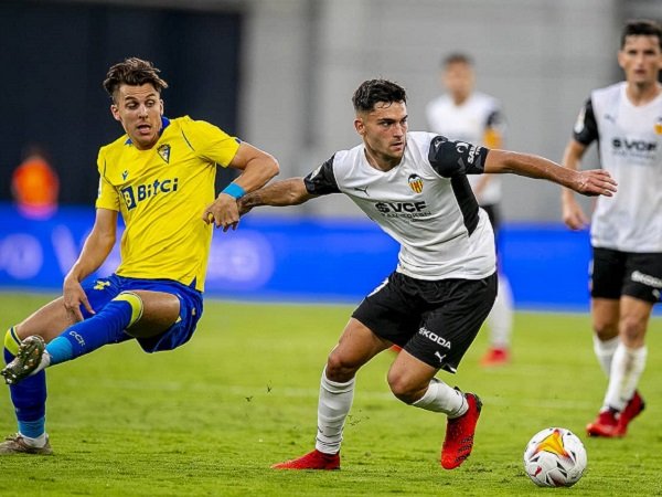 Gelandang Valencia, Hugo Duro saat melawan Cadiz.