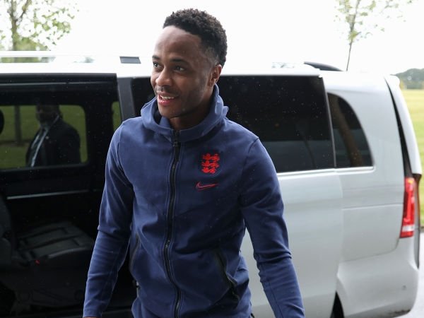 Sterling Tegaskan Pujian Saja Tidak Cukup untuk Inggris