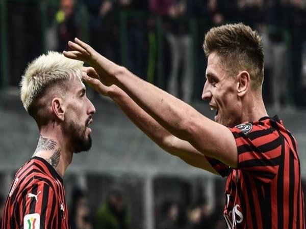 Samu Castillejo (kiri), dilaporkan menjadi salah satu dari dua pemain yang bakal dilepas oleh AC Milan di bursa transfer Januari / via AFP