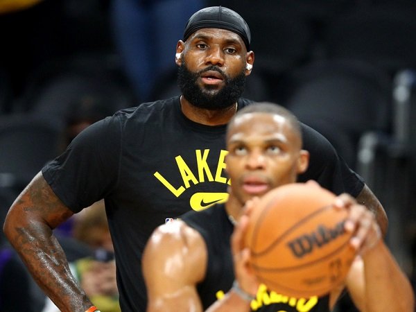 Frank Vogel belum tahu kapan bakal mainkan LeBron dan Westbrook di laga pramusim.