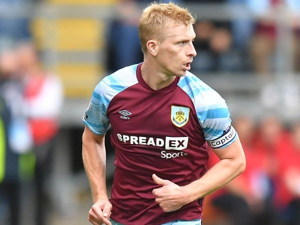 Burnley Tanpa Ben Mee Saat Hadapi Manchester City