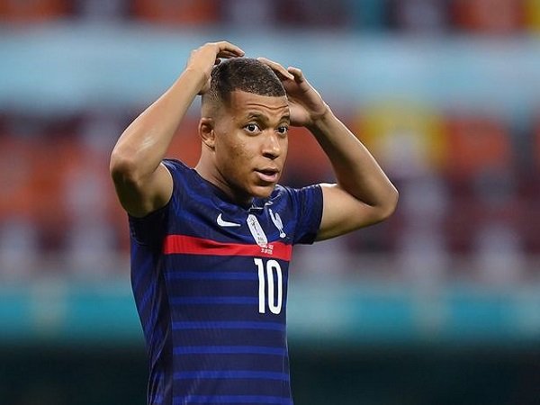 Josep Maria Bartomeu mengaku Barcelona punya peluang merekrut Kylian Mbappe.