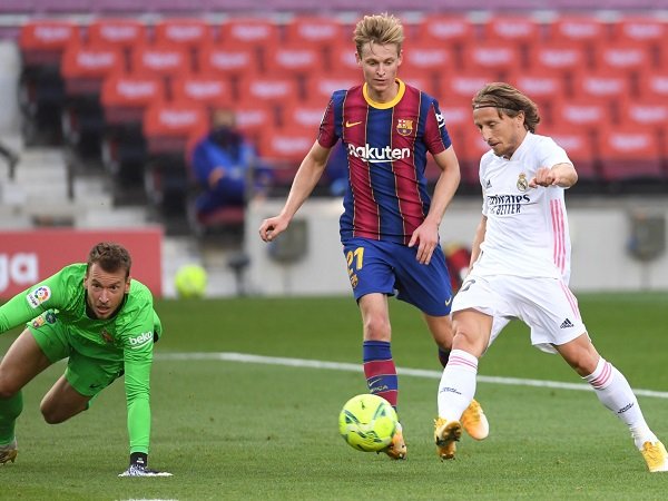 Real Madrid hadapi Barcelona dalam laga El Clasico jilid pertama musim ini.