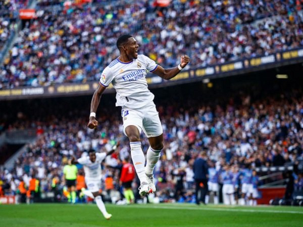 Real Madrid menang di El Clasico berkat gol-gol dari David Alaba dan Lucas Vazquez.