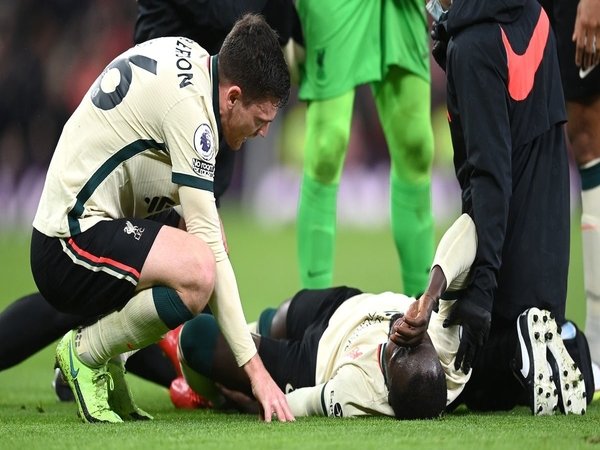 Naby Keita menjadi satu dari dua pemain Liverpool yang mengalami cedera saat sukses mengalahkan Manchester United 5-0 tadi malam (24/10) / via Getty Images