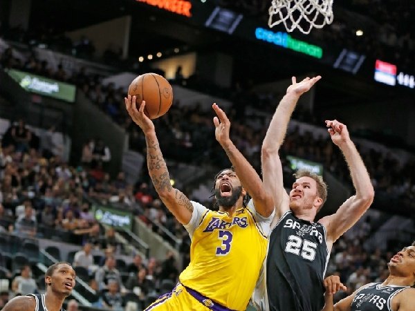 Los Angeles Lakers buat San Antonio Spurs tak berdaya di markas sendiri.