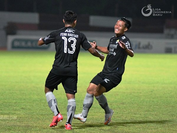 Pemain Persib, Henhen Herdiana ketika merayakan gol