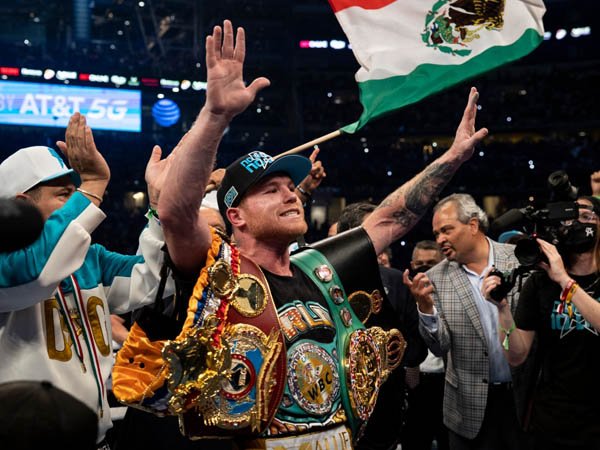 Canelo Alvarez merebut sabuk IBF dari tangan Caleb Plant setelah menang TKO di ronde 11 dalam duel tinju di Las Vegas pada Sabtu (6/11) dan menjadi juara sejati pertama di kelas super menengah (Sumber: Istimewa).