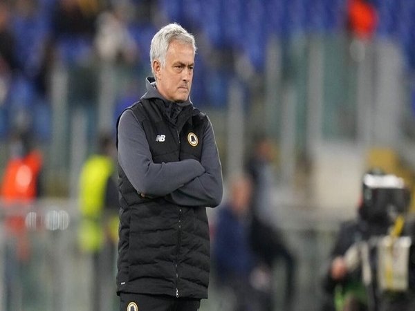 Mengacu pada 12 laga Serie A yang sudah dimainkan, rekor Jose Mourinho bersama AS Roma ternyata tidak lebih baik dari catatan milik Paulo Fonseca musim lalu / via Getty Images