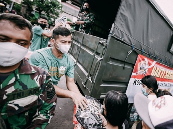 Dewa United Surabaya bagi-bagi sembako di Kabupaten Gianyar. (Images: IBL)