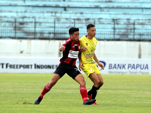 Pemain Barito Putera, Rafinha (kanan) disebut Djadjang Nurdjaman butuh dukungan lini tengah