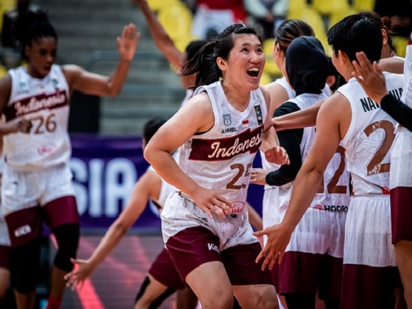 Timnas Basket Putri Indonesia sedang melakukan selebrasi.