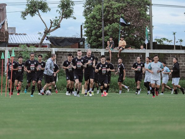 Para pemain PSS Sleman berlatih di Lapangan Macanan