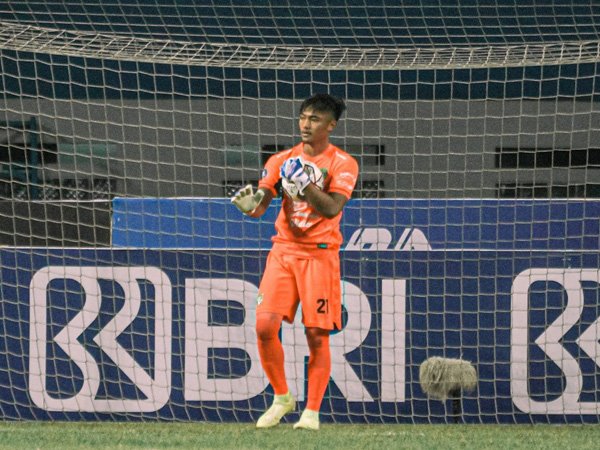 Kiper Persebaya Surabaya Ernando Ari harus bersaing dengan Andhika Ramadhani untuk jadi kiper nomor satu