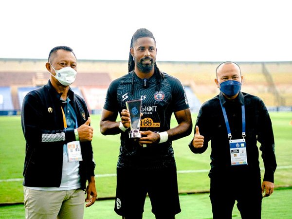 Carlos Fortes (tengah) menerima penghargaan gol terbaik dari PT LIB
