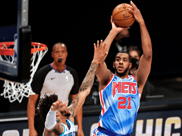 LaMarcus Aldridge belum terbiasa turun dari bangku cadangan.