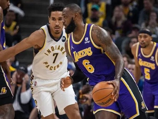 Bintang Los Angeles Lakers, LeBron James saat melawan Indiana Pacers.