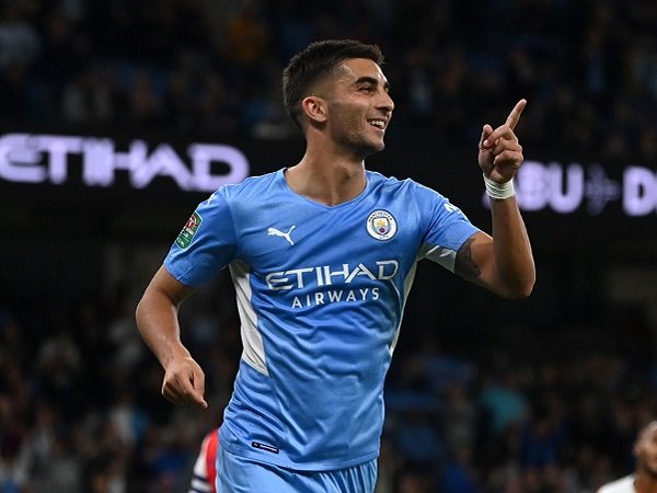 Xavi Hernandez respons rumor ketertarikan Barcelona terhadap Ferran Torres.