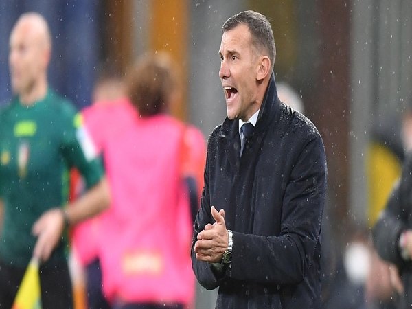 Andriy Shevchenko meneriaki para pemain Genoa saat Il Grifone tumbang 0-3 dari AC Milan di pekan ke-15 Serie A (2/12) / via Corriere dello Sport