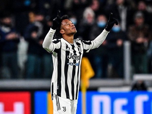 Juan Cuadrado sukses cetak gol langsung dari sepak pojok.