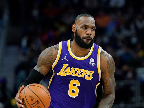 LeBron James kesal dengan penanganan kasus COVID-19 yang dialaminya.