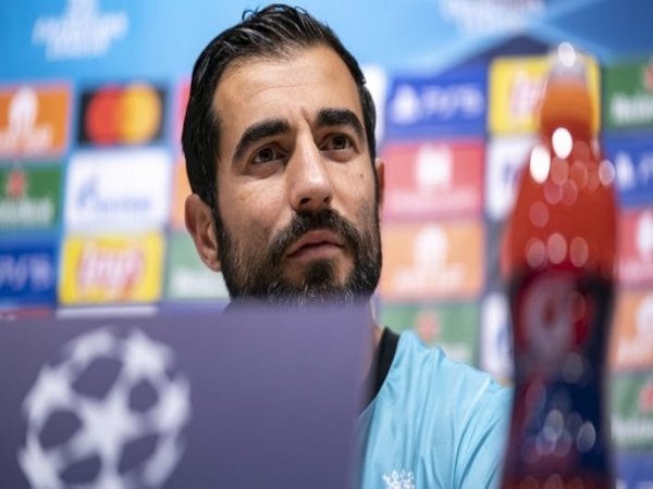 Raul Albiol memberikan keterangan pers jelang duel Atalanta vs Villarreal di matchday pamungkas Liga Champions dini hari nanti (9/12) / via AFP