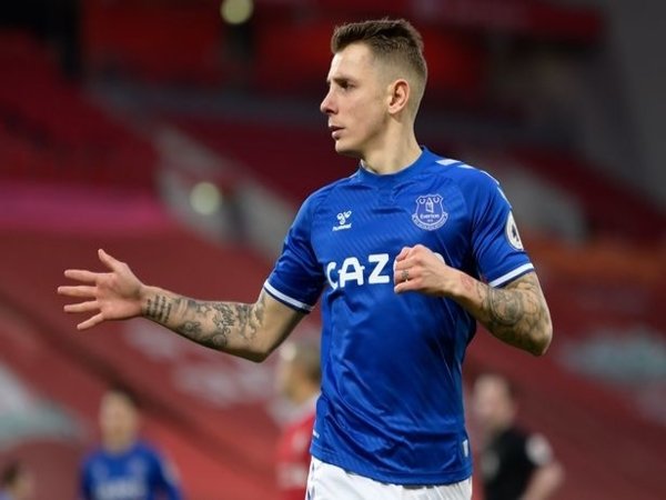 Masa depan Lucas Digne bersama Everton kini sedang dipertanyakan setelah sang bek dilaporkan berseteru dengan manajer Rafa Benitez / via Getty Images