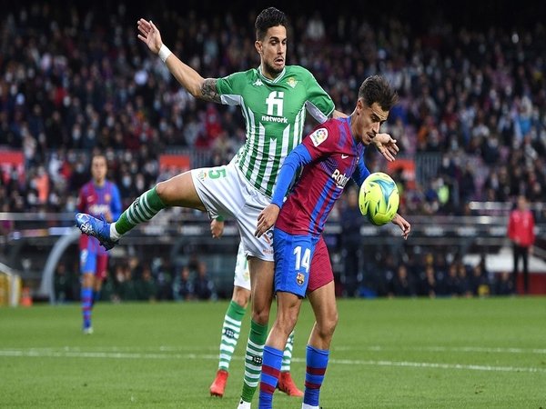 Marc Bartra berebut bola dengan Philippe Coutinho saat Real Betis menang 1-0 atas Barcelona di ajang La Liga musim ini (4/12) / via Getty Images
