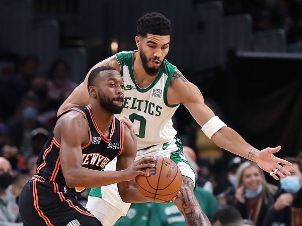 Tom Thibodeau tak punya pilihan selain mainkan Kemba Walker lagi.