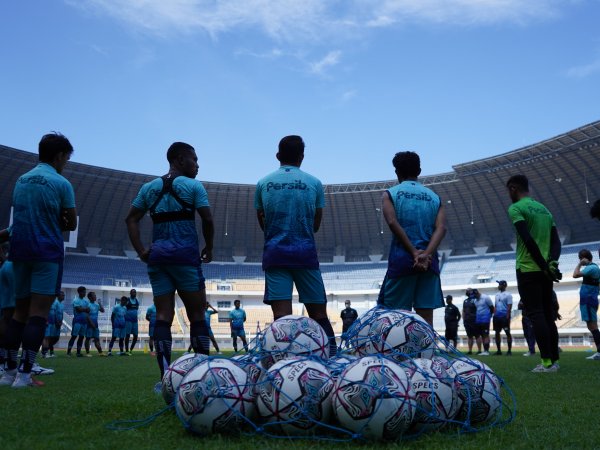 Para punggawa Maung Bandung ketika mendapat pengarahan dari pelatih