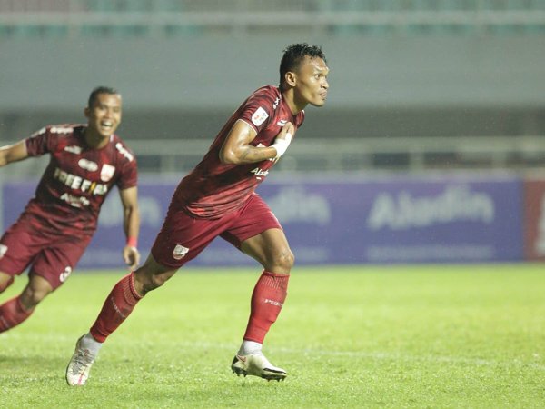Penyerang Persis Solo, Ferdinand Sinaga merayakan gol ke gawang Persiba Balikapapan