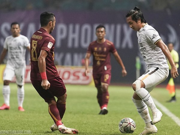 Laga Rans Cilegon FC kontra Sriwijaya FC