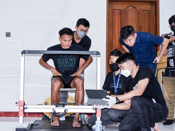Pemeriksaan otot terhadap pemain Persebaya Surabaya