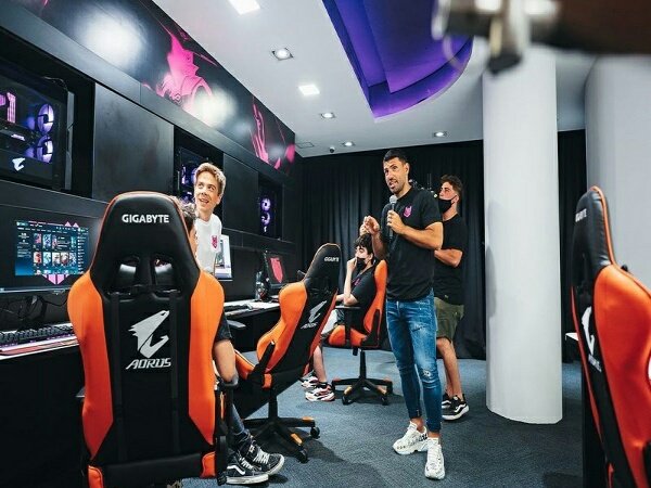 Sergio Aguero Pamerkan El Klub Centre Baru KRÜ Esports