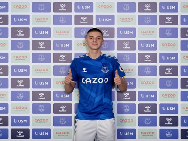 Vitaliy Mykolenko bahagia impiannya bermain di Premier bisa terwujud.