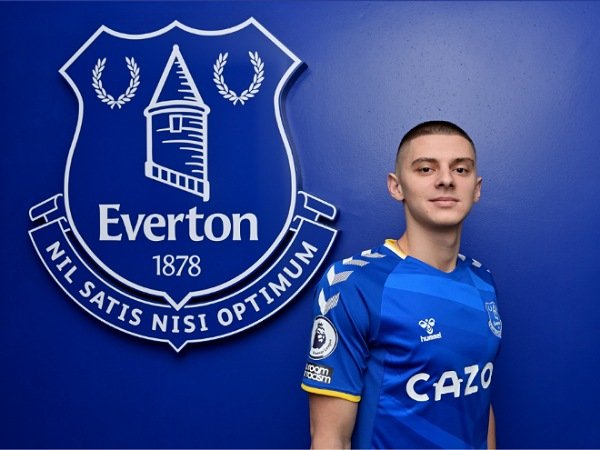 Vitaliy Mykolenko berhasil masa adaptasinya di Premier League tidak memakan waktu lama.