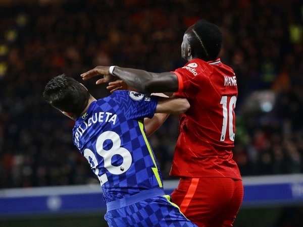 Inilah momen di mana Cesar Azpilicueta disikut oleh Sadio Mane di menit pertama Chelsea vs Liverpool tadi malam (2/1) / via Getty Images