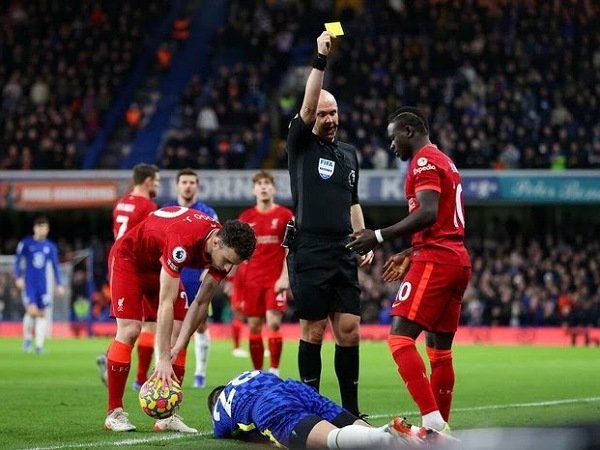 Cesar Azpilicueta kecewa dengan keputusan wasit.