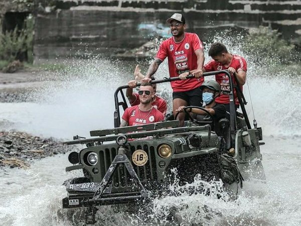 Para pemain PSS Sleman melakukan kegiatan outbond
