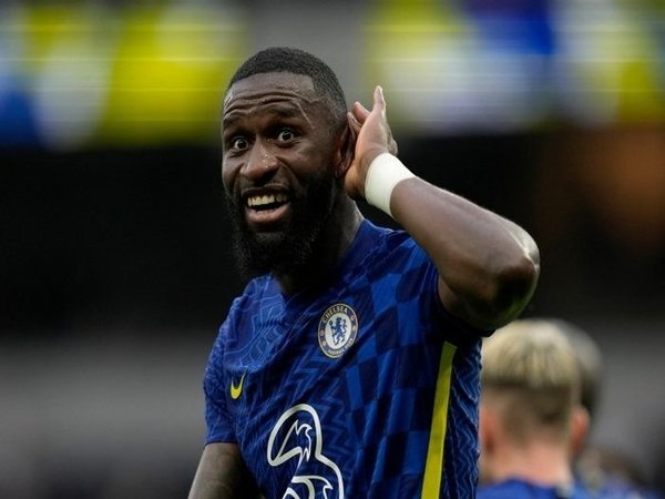 Real Madrid dilaporkan mundur dalam pengejaran Antonio Rudiger, setelah sang bek menuntut gaji yang lumayan tinggi kepada manajemen Los Blancos / via Getty Images