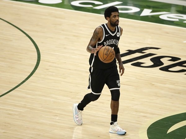 Kyrie Irving dinilai Steve Nash lebih berbakat dari Stephen Curry.