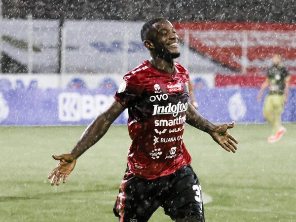 Pemain debutan Bali United, Privat Mbarga merayakan gol ke gawang Barito Putera